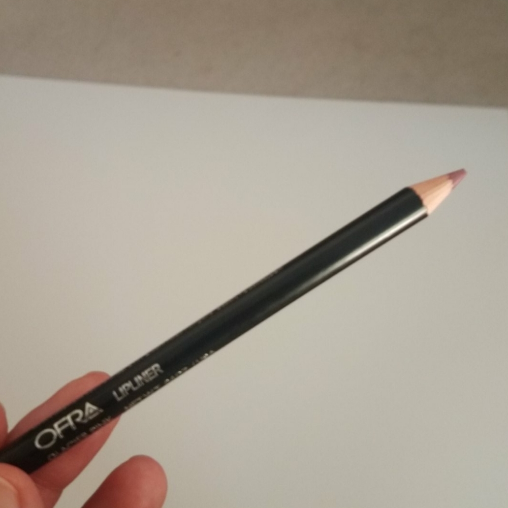Ofra lip liner in glacial pink NEW